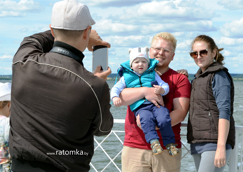 Walks by ships on the Sea of Minsk